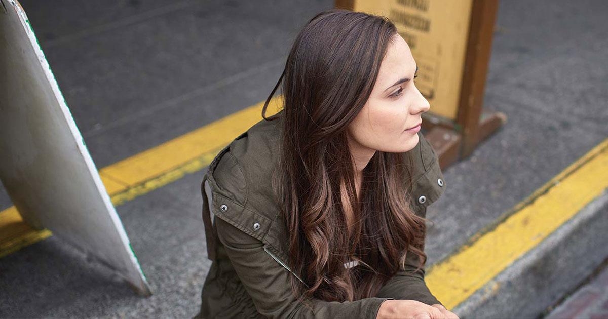 社会学 student Tatyana Lats sitting on curb