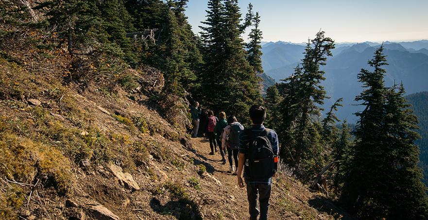 SPU的学生在山上徒步旅行